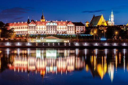 Vista notturna sul castello reale di Varsavia